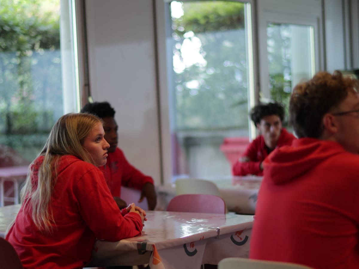 Les jeunes échangent dans une salle de cours