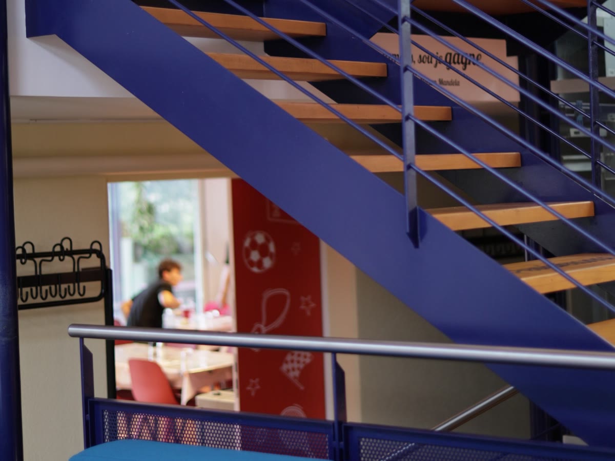 Un espace intérieur du CSEL avec escalier et canapé
